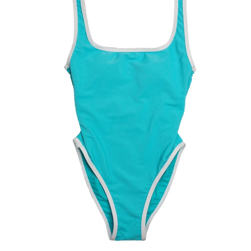 LAINSNOW one piece in Sea
